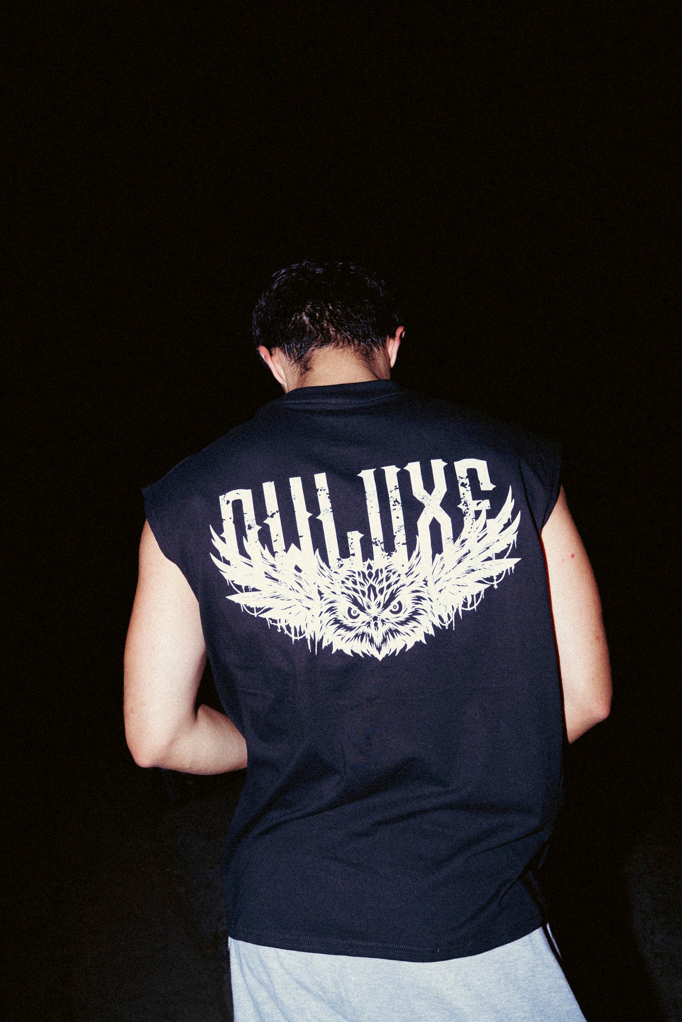 Camiseta oversize negra con estampado de búho con alas extendidas en la espalda