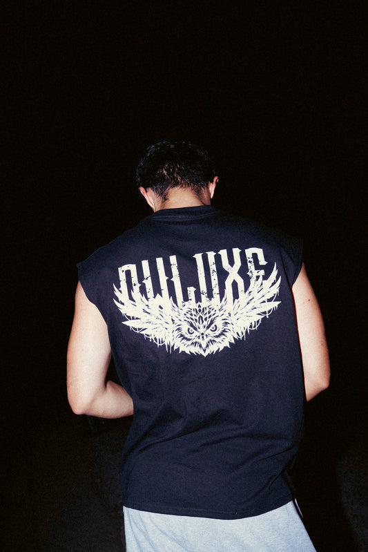 Camiseta oversize negra con estampado de búho con alas extendidas en la espalda