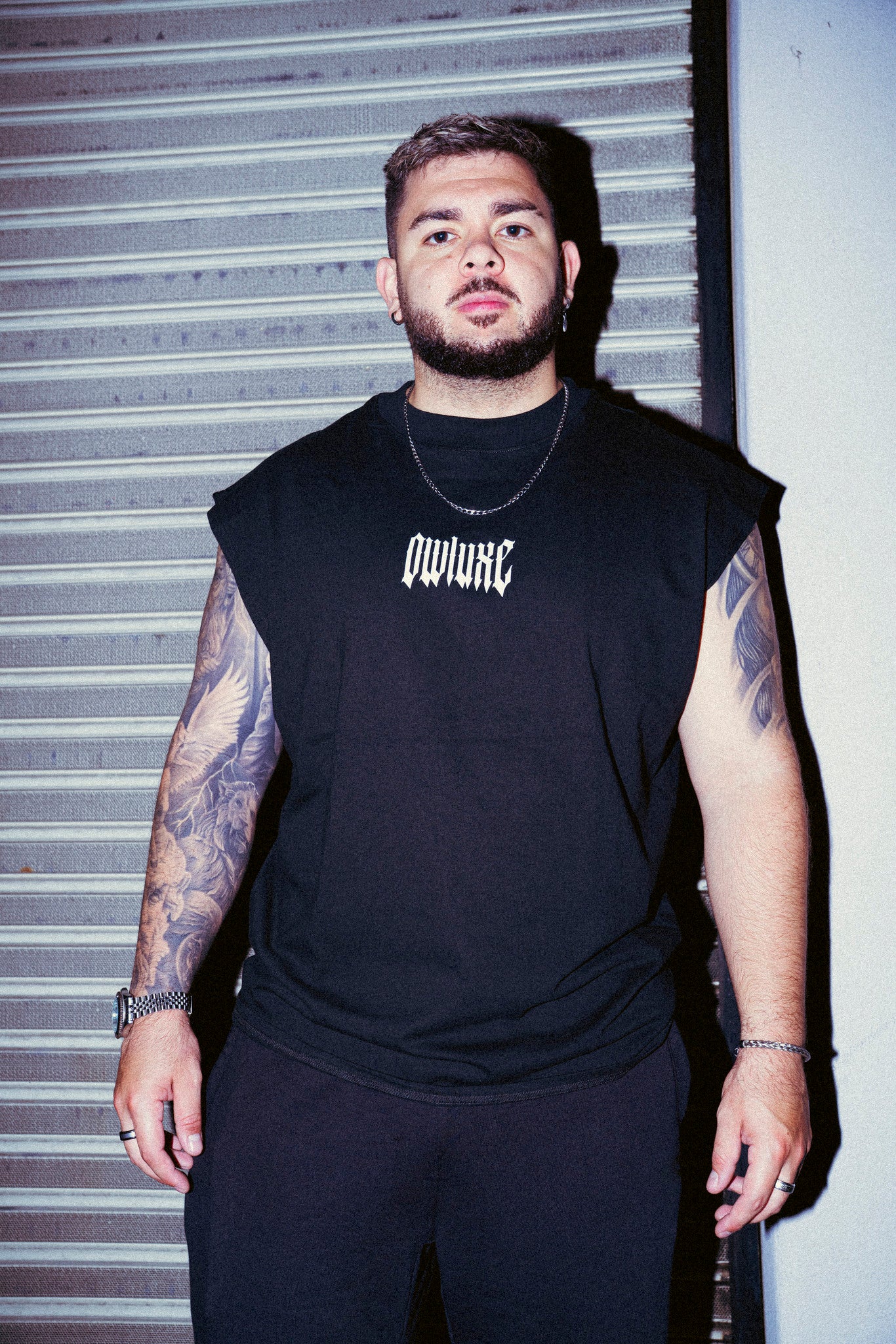 Tank top oversize negro de hombre, frente con logo OWLUXE en el pecho