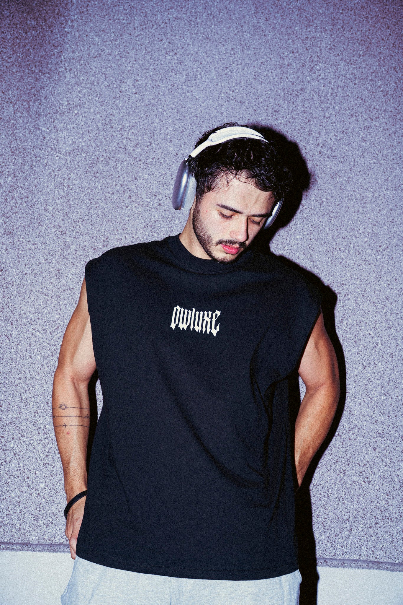 Camiseta sin mangas oversize negra mostrando la caída suelta de la tela 200 gsm