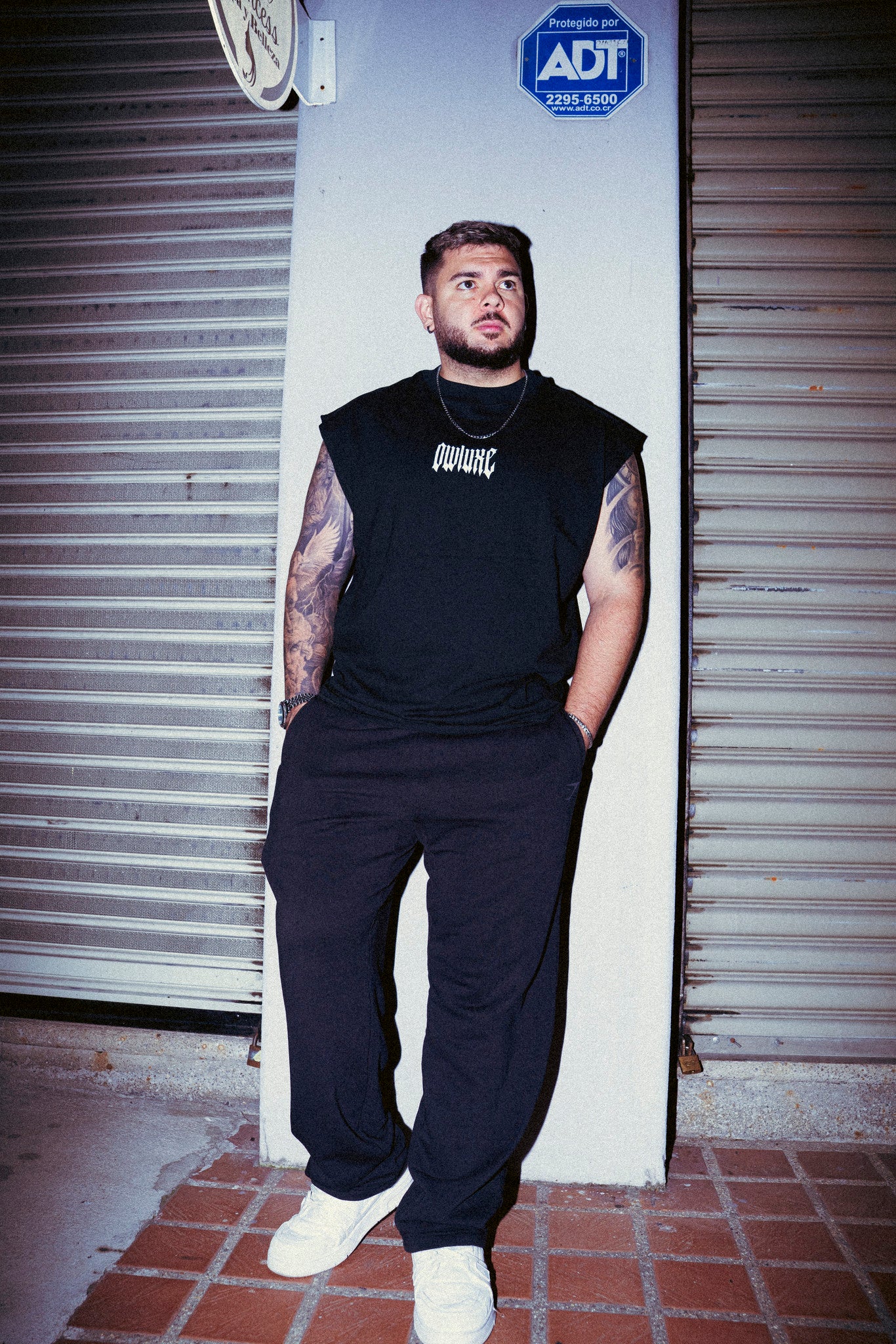 Camiseta oversize negra de hombre en cuerpo completo, largo y caída con jogger