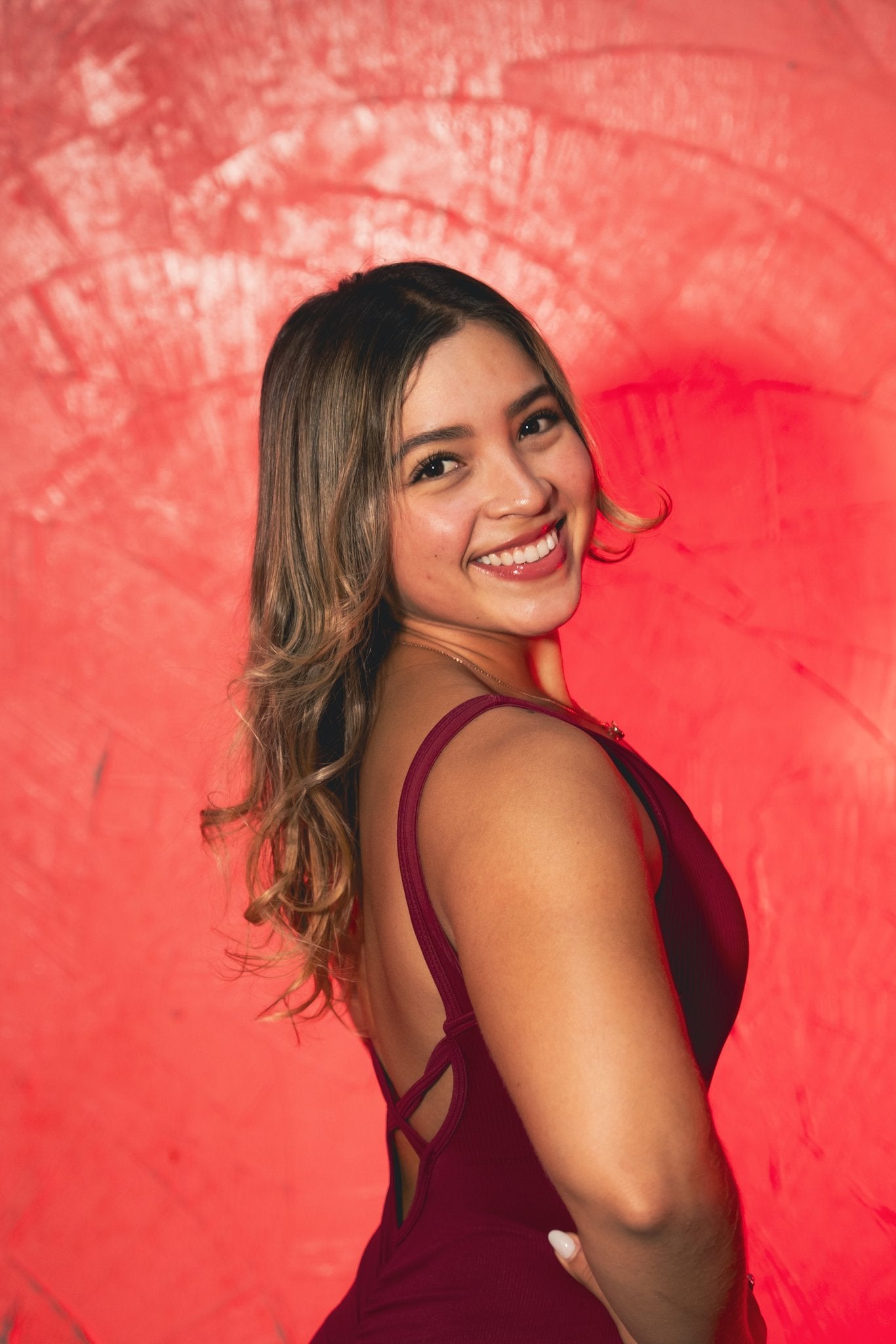 Enterizo deportivo mujer Carmesi vista tres cuartos