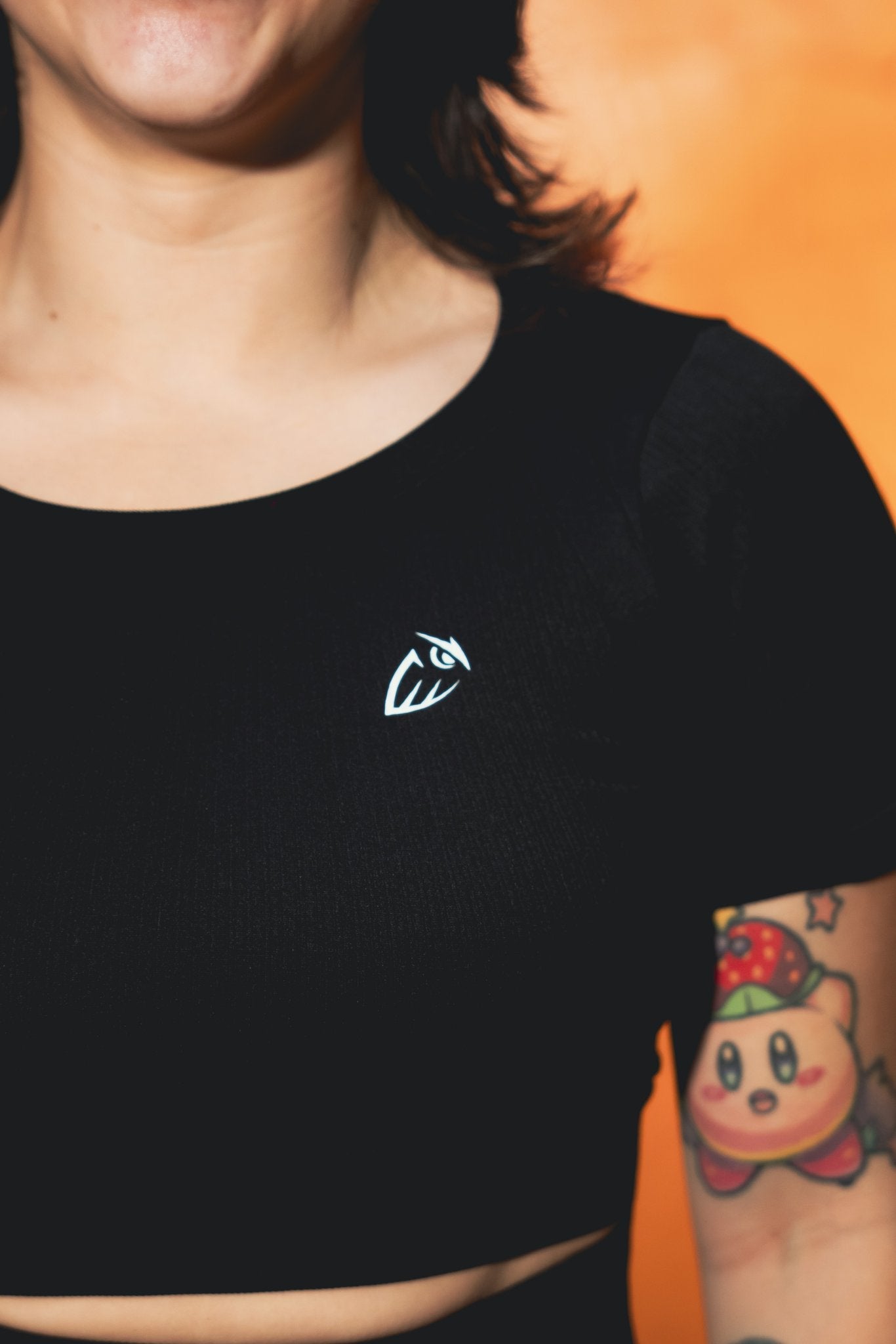 Detalle logo Owluxe y tela acanalada en top deportivo Onix negro