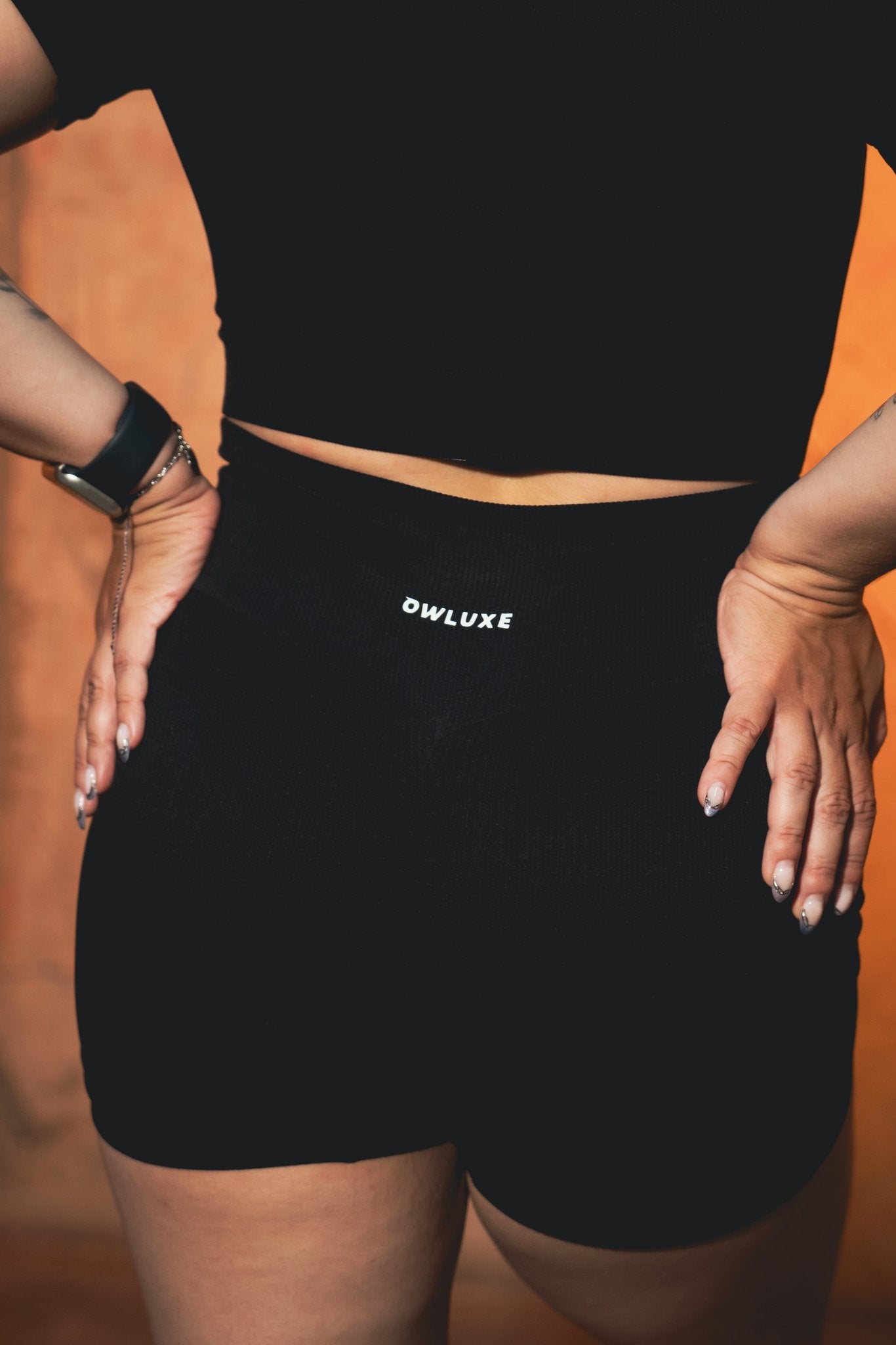 Detalle cintura alta y wordmark Owluxe en short Onix negro