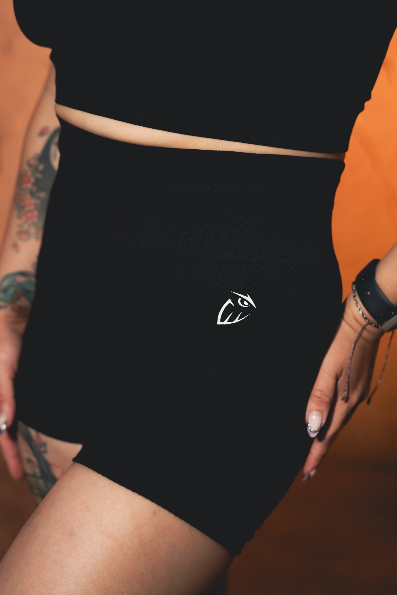 Detalle logo Owluxe en short deportivo Onix negro