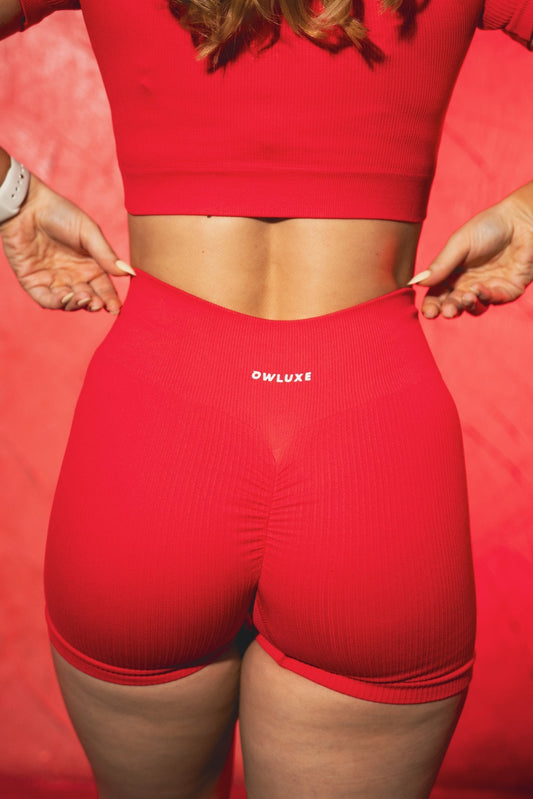 Detalle cintura alta y wordmark Owluxe en short Rubi rojo