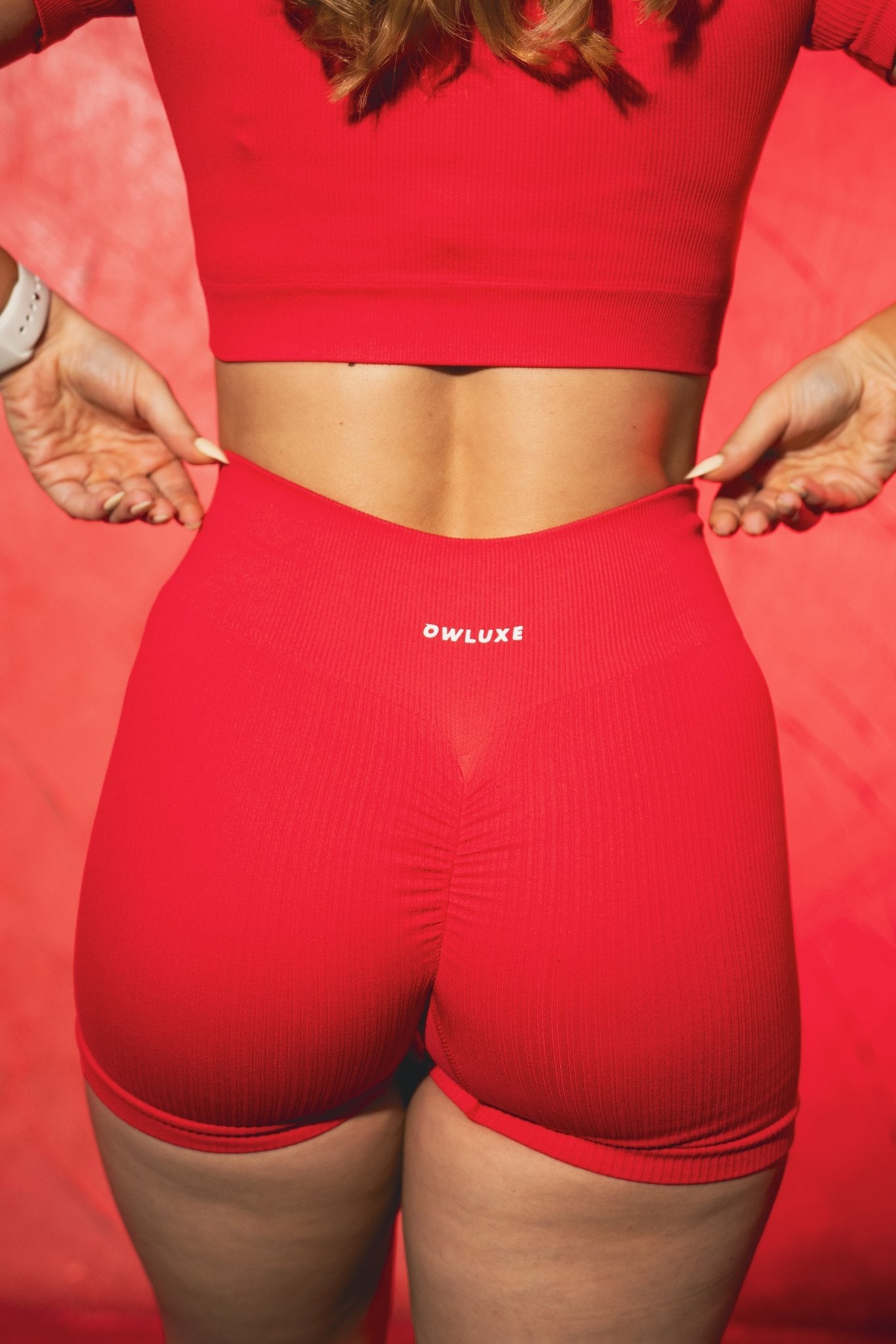 Detalle cintura alta y wordmark Owluxe en short Rubi rojo