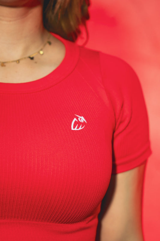 Detalle logo Owluxe y tela acanalada en top deportivo Rubi rojo